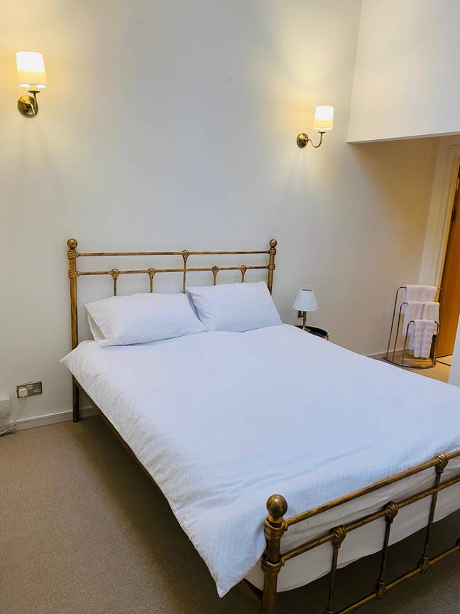 Double en-suite bedroom furnished in G5 Main Photo