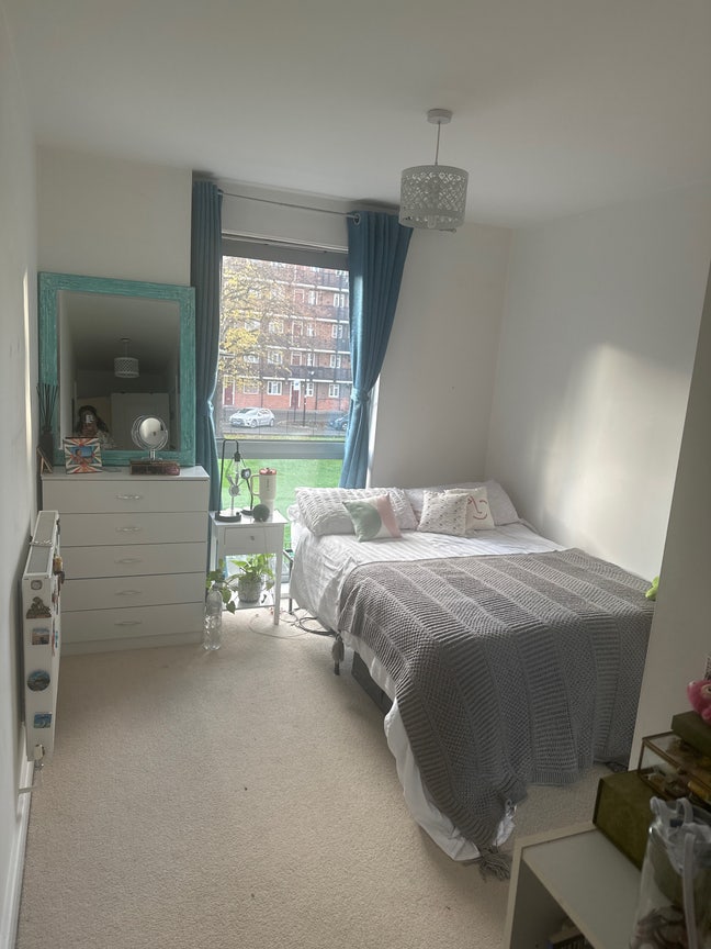 Room to Let - Private En-suite share flat 1 person Main Photo