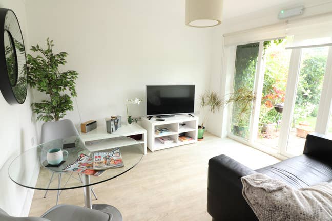 ⭐🏡 Great DOUBLE Room in Friendly Househare  Main Photo