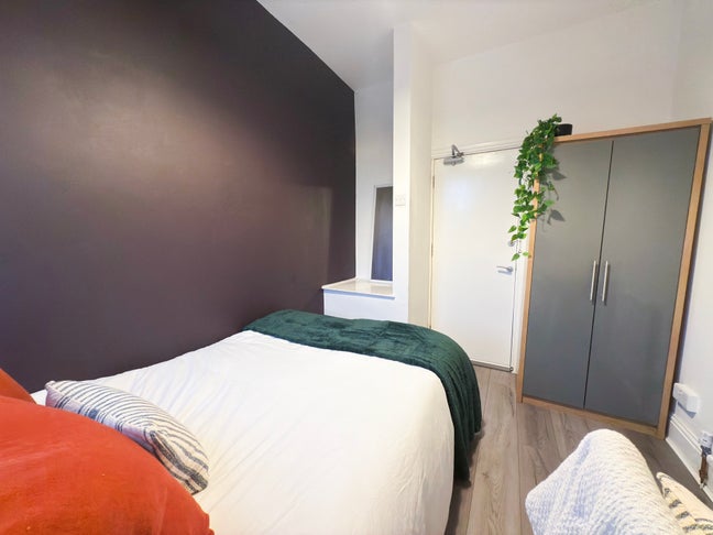 One bedroom in fallowfield Main Photo