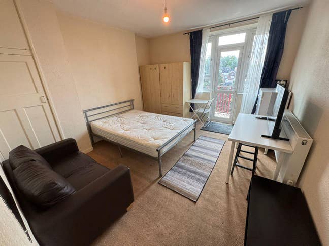 Spacious Double Room 10 Mins from District Line Main Photo