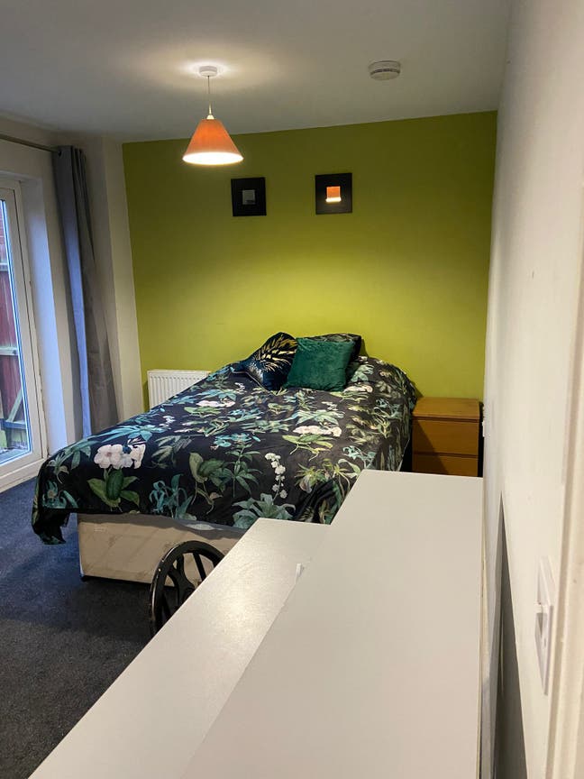 Large Double Room £520 bills included Main Photo