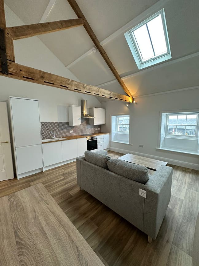 Stunning Penthouse - Water & Broadband Inc Main Photo