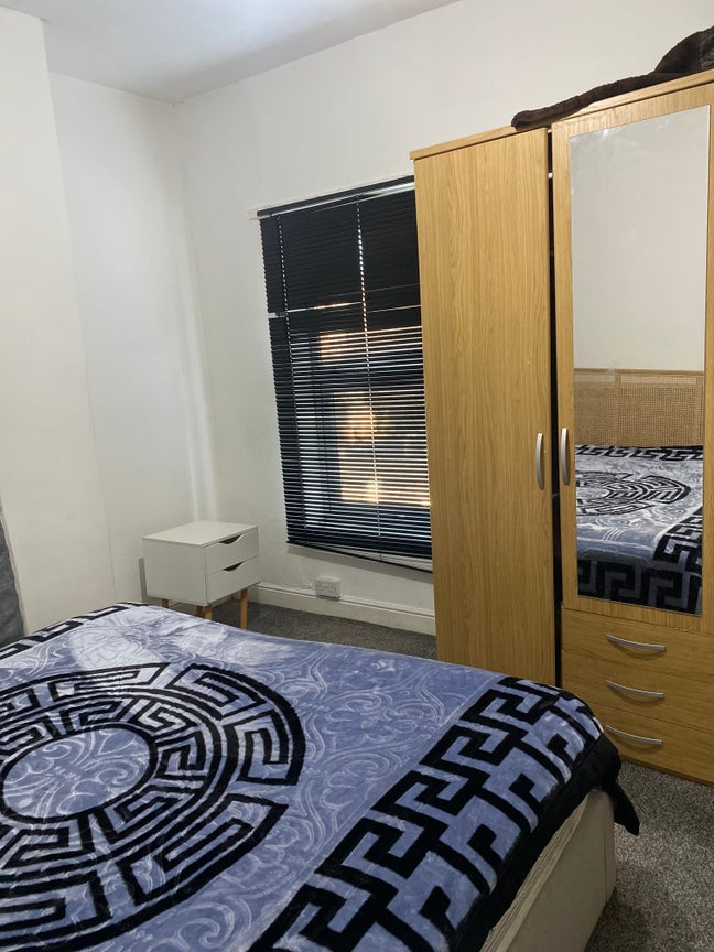 Looking for couple to rent room Main Photo