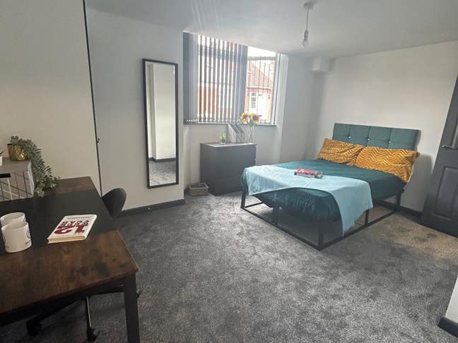 CV1 2HX Far Gosford Large ensuite Room Main Photo