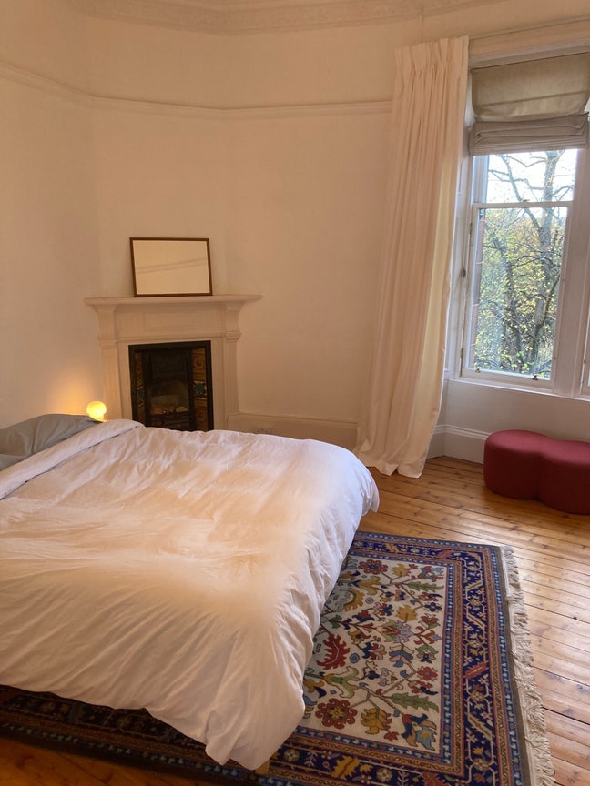 Spacious master bedroom in elegant West End flat Main Photo