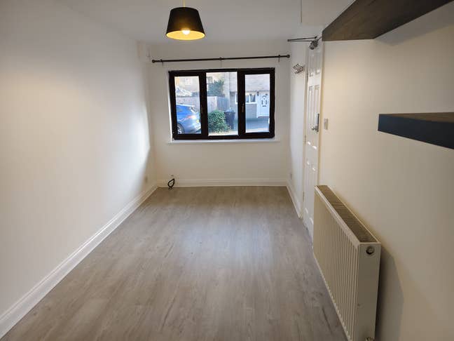 F/Furnished Large D/Room with an Ensuite in MK6 Main Photo