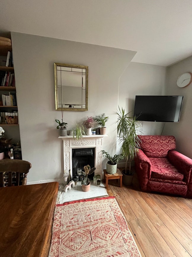 Large double in homely flat, available Jan/Feb  Main Photo