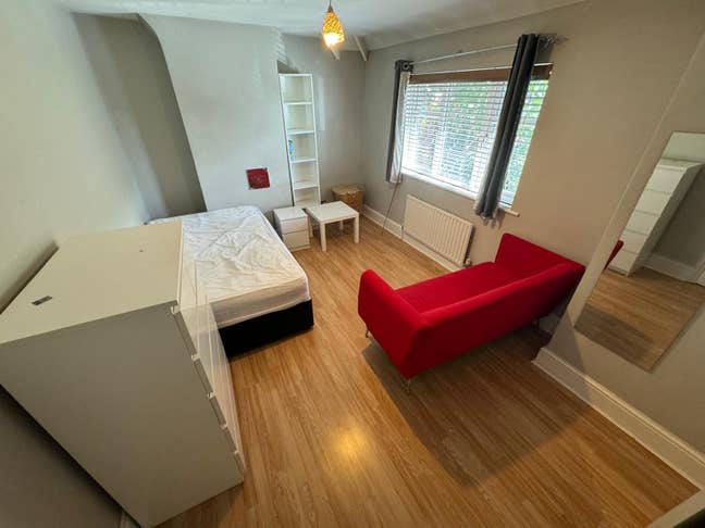 3 Double Rooms | 4Bed House in Custom House Main Photo