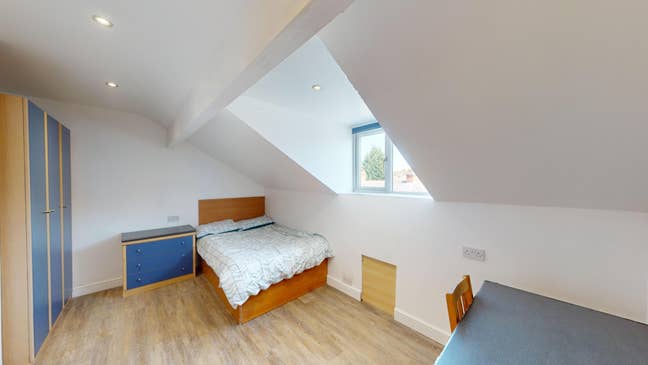 Room Available in a 7 Bed House Share Main Photo