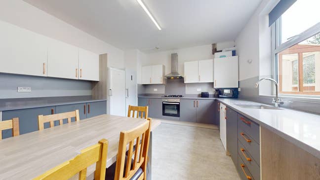 Room Available in a 7 Bed House Share Main Photo