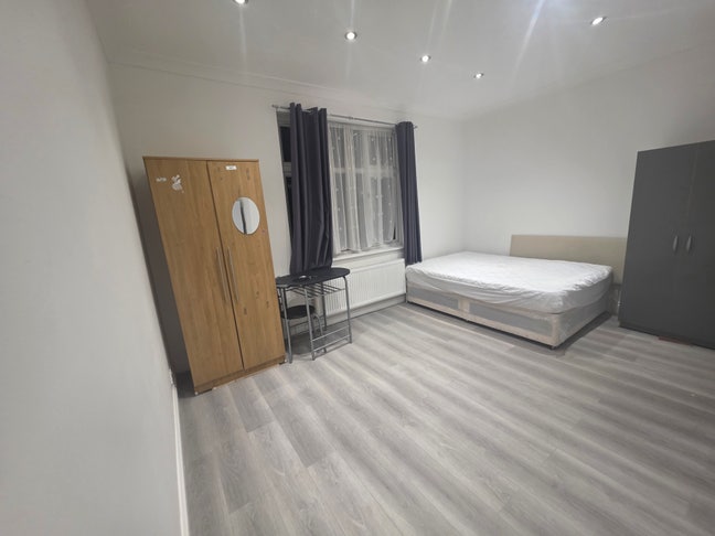 Walking distance to Barkingside Station  Main Photo