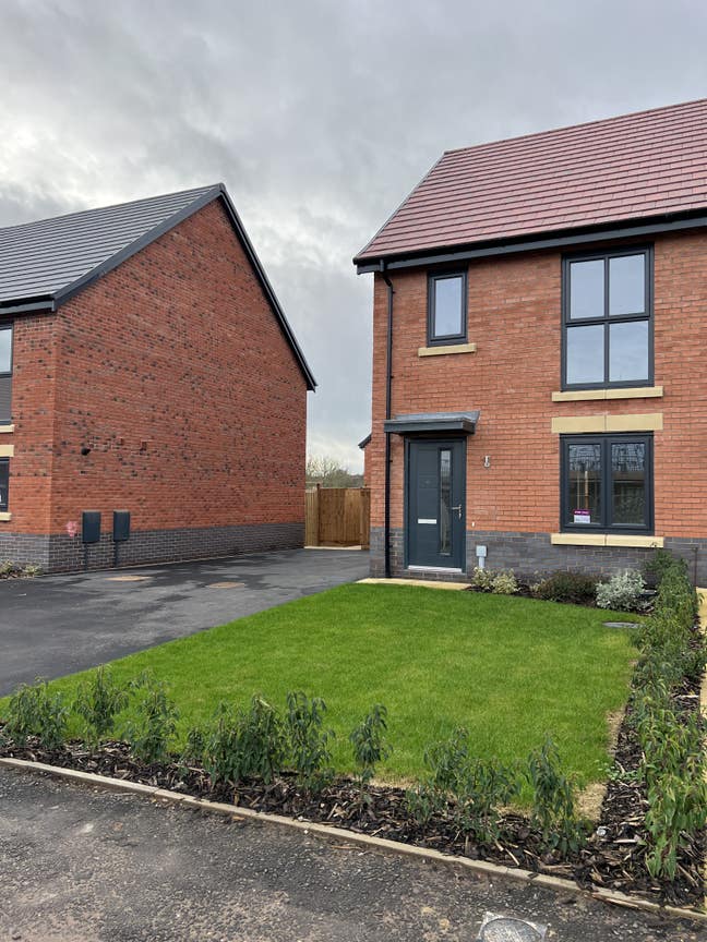 Double bedroom available with live in landlord Main Photo