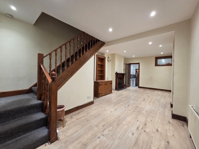 Well presented two bedroom  house to let Main Photo