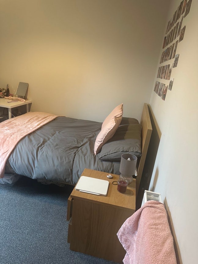 Room available in Roseburn place  Main Photo