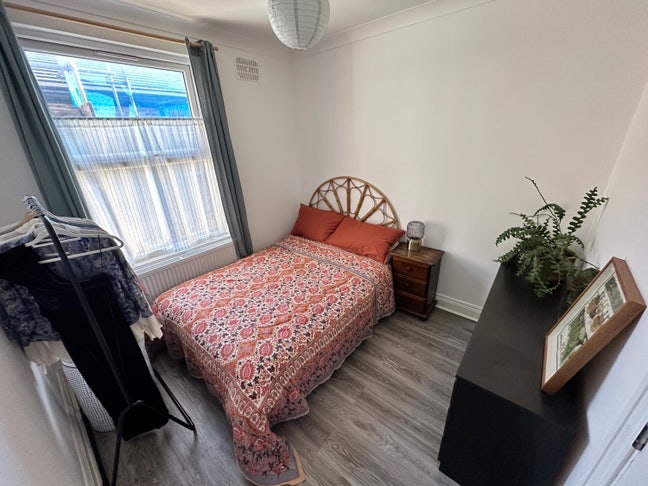 Double room in spacious garden flat Main Photo