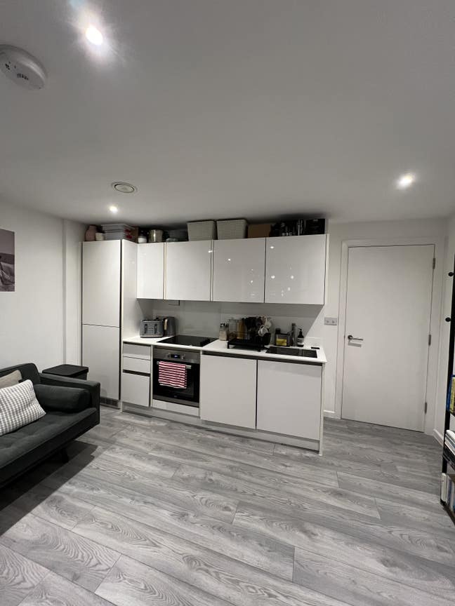 Spacious Double Room for short/long term rent  Main Photo