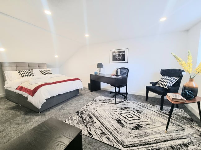 1 Double En Suite Double Room Available in L15! Main Photo