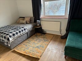 🏡 Spacious 6-Bedroom Home in Wimbledon  Main Photo