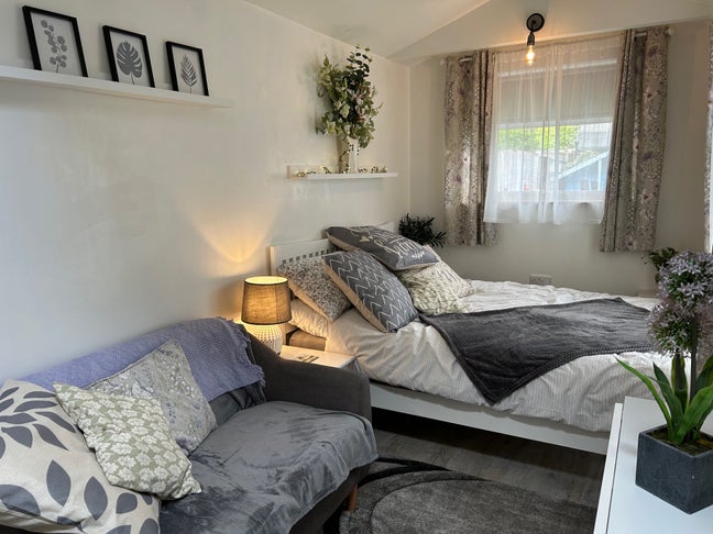 Self contained studio with own kitchen and shower. Main Photo