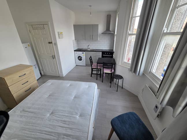 Studio Flat  Main Photo