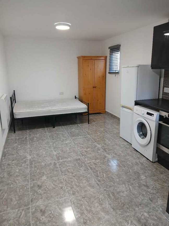 Studio Flat to Let – Sewardstone Road E4 Main Photo