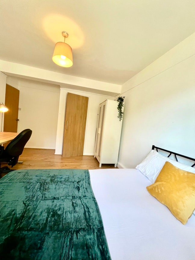 Master bedroom in Kensal Green . Main Photo