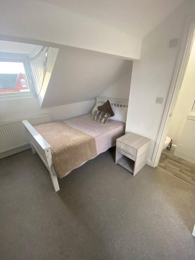 Freshly Redecorated Ensuite Room - Town Centre DN1 Main Photo