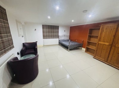 Studio room available to rent! Main Photo