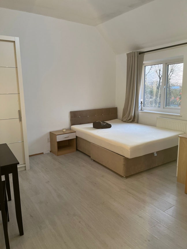 Studio Flat, North Circular Road, NW10 Main Photo