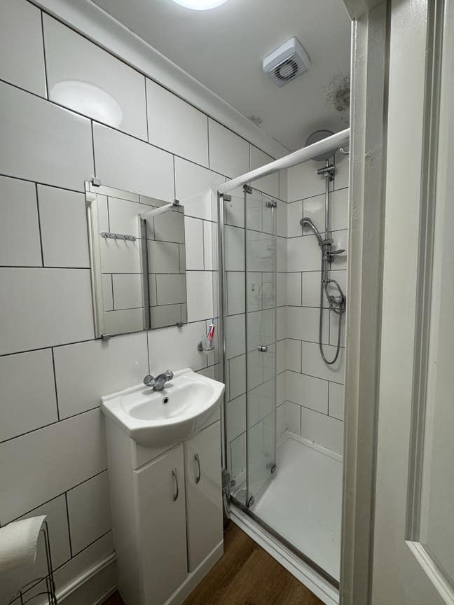 Spacious bright double room en-suite bathroom  Main Photo