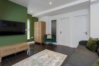 *Professional Female House Share Near Qa Hospital* Main Photo