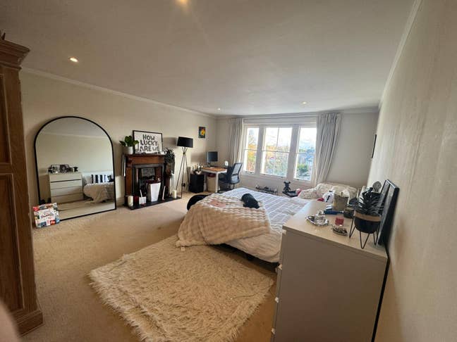 Very large and bright room in friendly house share Main Photo
