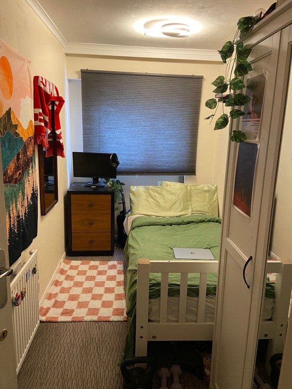 Newly Refurbished Room next to Westfield Main Photo