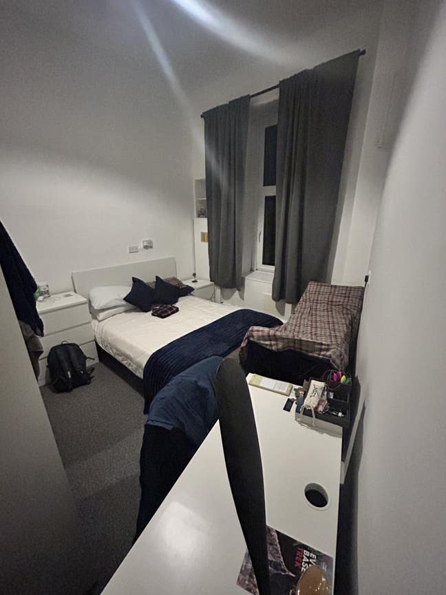 Double Room Top Floor Flat Available in West End Main Photo