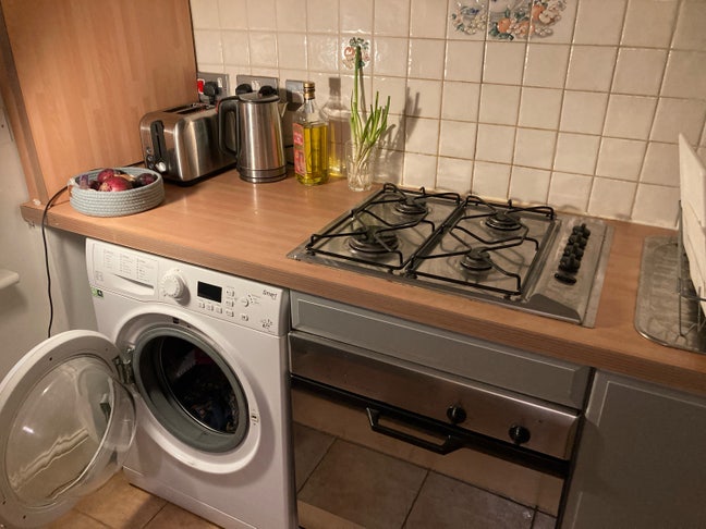 Proper 1 bedroom flat: Fully furnished Main Photo