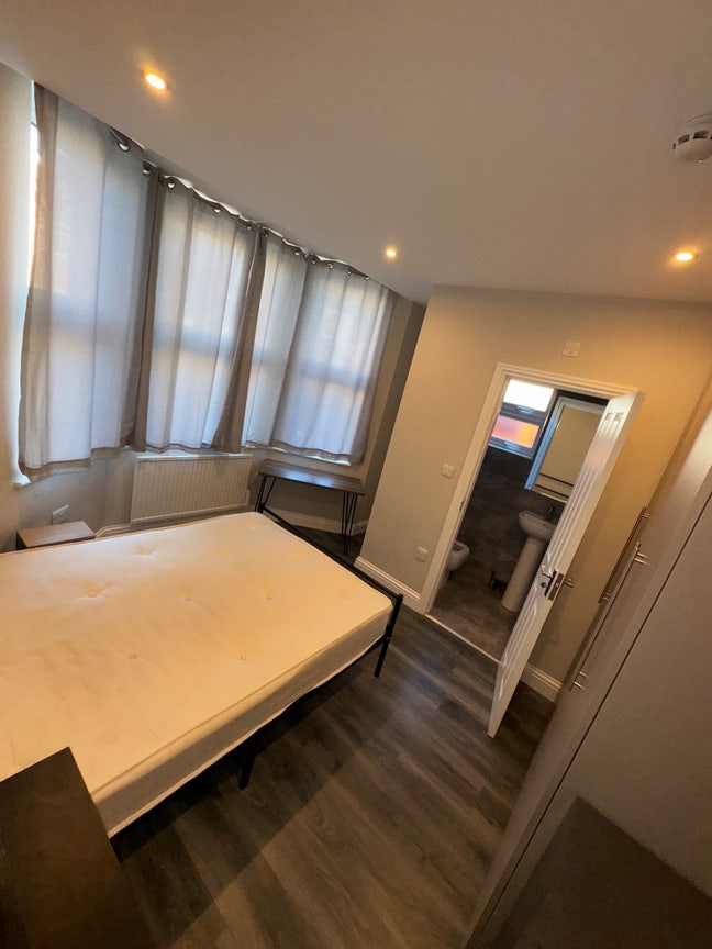 ⭐ 5★ Ensuite Room • New House •1GB Internet  Main Photo