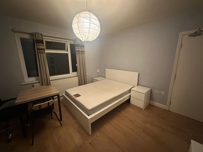 Extra Large Room Hayes Town  Main Photo