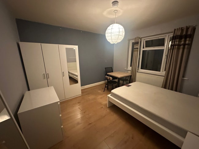 Extra Large Room Hayes Town  Main Photo