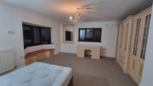 Very large double room-en-suite  Main Photo