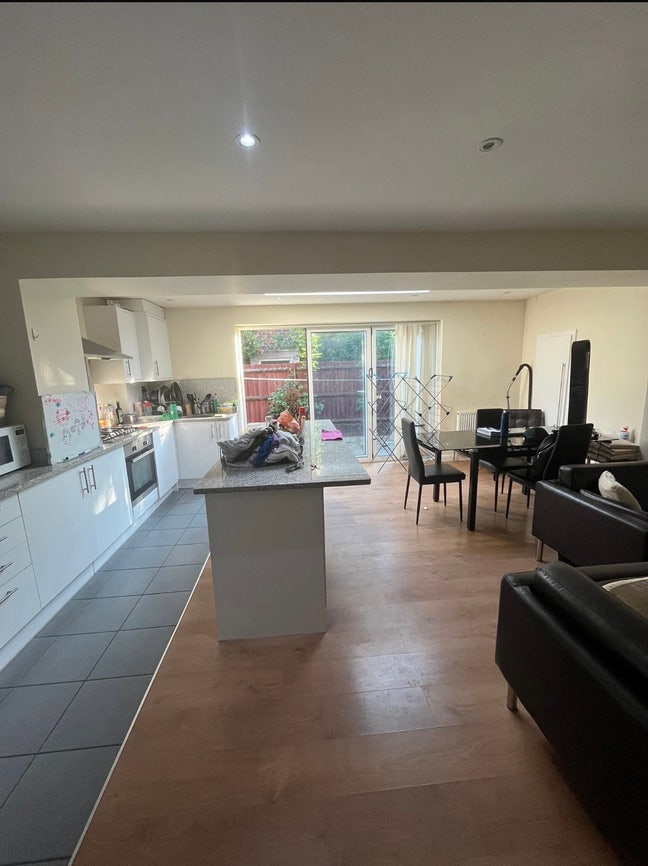 Room Available in Clapham House Main Photo