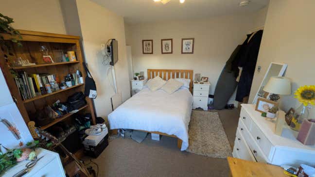  Large room available in 3-Bedroom House  – SW20  Main Photo