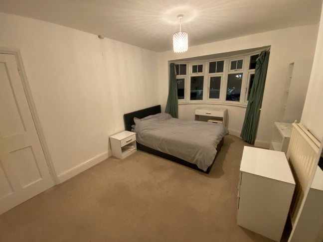 Spacious Double Room Available to Rent in Hertford Main Photo