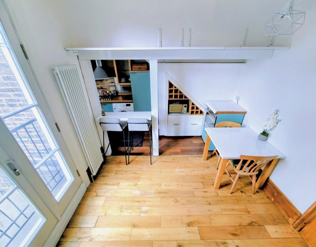 Airy & tall Ealing Broadway W5 Victorian 1bed flat Main Photo