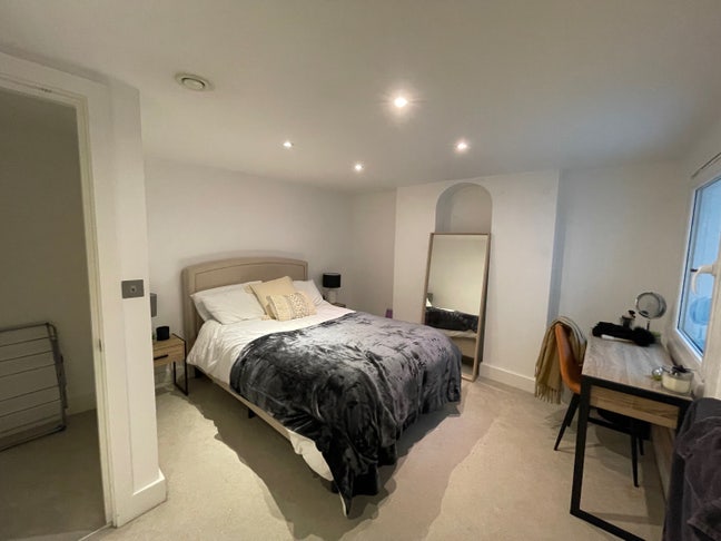Gorgeous room available in Parsons Green inc bills Main Photo