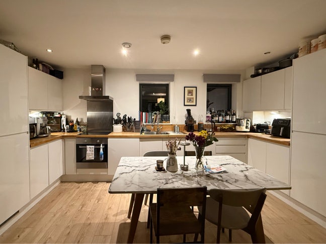 Double bedroom in modern 2 bed flat with terrace Main Photo