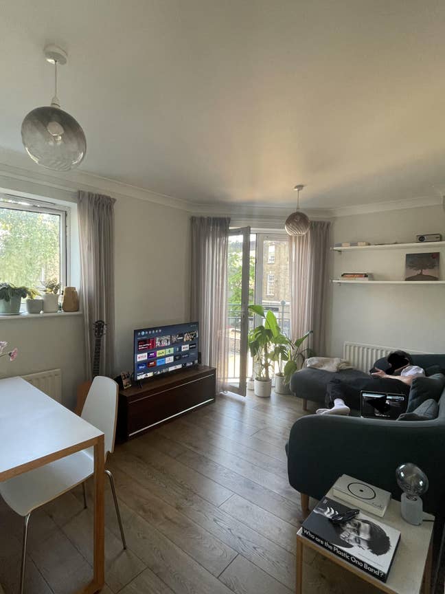 Beautiful Airy 2bed Flat in Zone 1 Main Photo