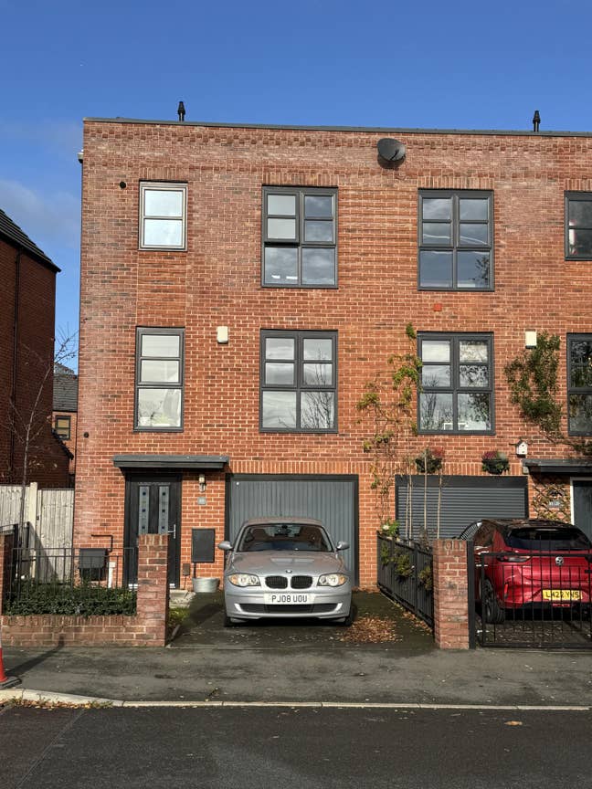 Double room in brand new Ancoats townhouse Main Photo