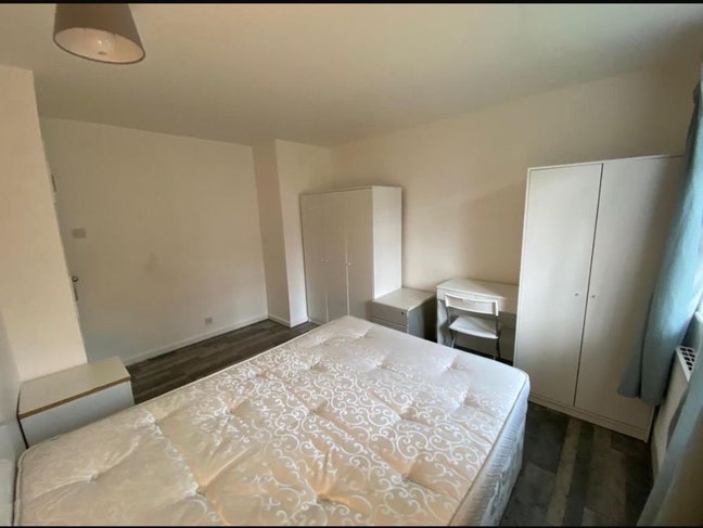 Spacious double room+Private shower, Kilburn  Main Photo