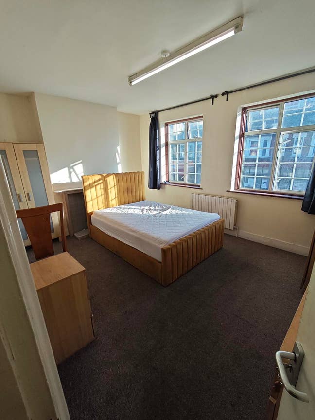 Large double room 5 min walk from Ilford Station Main Photo